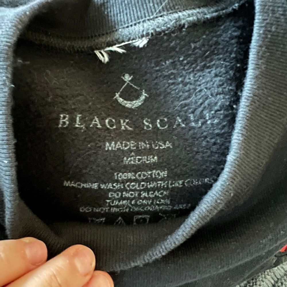 Black Scale Rose embroidered sweater Size M - Picture 3 of 3
